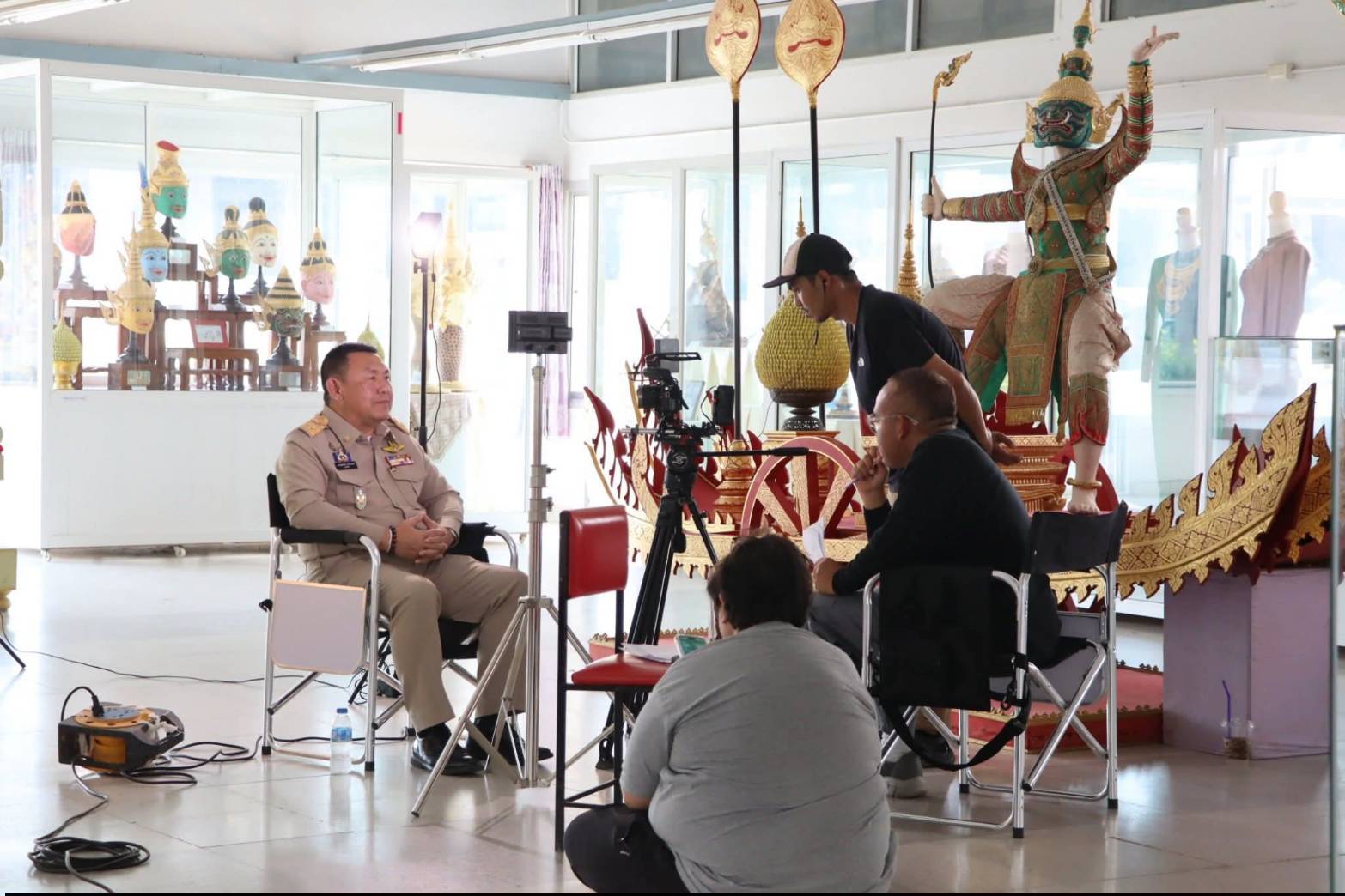 title - เลขาธิการ ส.ป.ก. บันทึกเทปให้สัมภาษณ์กิจกรรมการดำเนินงานผลสำเร็จของศูนย์ศิลปาชีพบางไทรฯ ณ ศูนย์ส่งเสริมและพัฒนาอาชีพเสริมนอกภาคการเกษตร